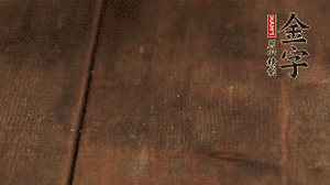 小玉米洗凈，對(duì)切。