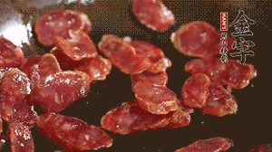 鍋中油7成熱時(shí)，，先放香腸煸香，再放荷蘭豆、小玉米均勻翻炒。（可淋點(diǎn)料酒或清水讓香腸口感軟一些）