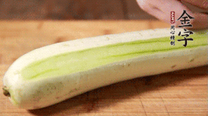 絲瓜去皮，切成1cm厚的小圈。