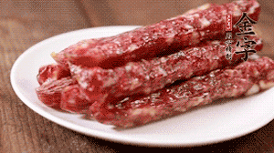 金字香腸切成薄片。