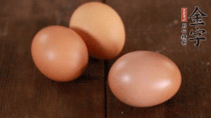 雞蛋加鹽打散1分鐘。