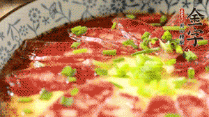 出鍋前淋上少許生抽、香油調(diào)味，撒上蔥花就可以了。