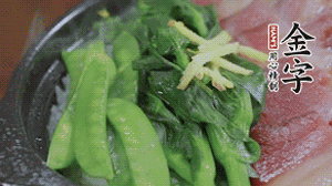 燜好的米飯開蓋，放入菜心、荷蘭豆，澆上調(diào)味汁拌勻。