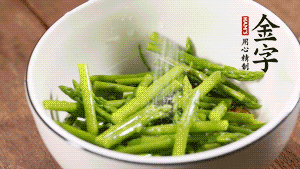 將調(diào)料放入準(zhǔn)備好的食材中，攪拌均勻。