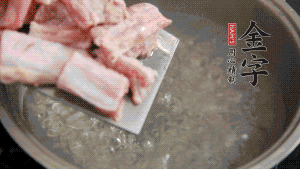 剁成塊狀的排骨洗凈，放入沸騰的鍋中，加姜片汆燙，2分鐘后撈出備用。