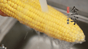 蓮藕切塊、玉米切段、荸薺削皮。