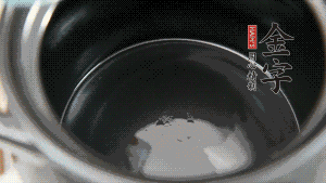 依次把排骨、玉米、蓮藕、荸薺放入砂鍋中。（根據(jù)食材的難易熟度放置，難熟的放下面，其他湯品也是一樣。）