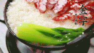 5分鐘后，在鍋邊用勺子淋一圈少少的油。打雞蛋，放青菜，把調(diào)好的醬汁倒入。（在米飯周圍用小勺沿著鍋邊淋上一圈油，是為了吃到地道的鍋巴。這個過程可以稍微轉(zhuǎn)動下鍋，使四壁受熱均勻。）