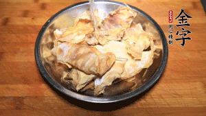 筍干冷水泡發(fā)至軟，切成小段，生姜切成片備用。