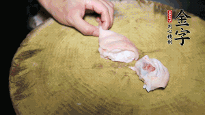 新鮮豬蹄切成塊狀，冷水入鍋，加姜片、黃酒汆燙3分鐘，出鍋后洗凈。（要先將豬蹄的蹄甲和毛處理干凈，如果有毛扎扎的感覺(jué)，非常影響口感。大火燒開(kāi)后，撇去血沫，要多撇幾遍至干凈，這樣才可使湯色更鮮亮、清淡不油膩。）