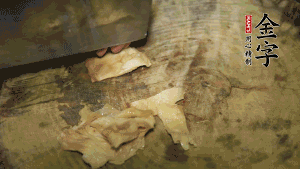 加適量溫水淹沒(méi)食材，大火燉至水沸后再小火慢燉1小時(shí)，出鍋前10分鐘加枸杞。（焯過(guò)水后的豬蹄不應(yīng)再用涼水，用溫水燉煮更容易軟爛。也可以用高壓鍋或者有煲湯功能的電飯煲，省時(shí)又便于入味。）