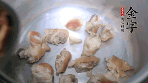 煎至兩面略金黃時，加適量熱水燉至奶白。