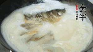 然后加竹蓀段、姜片、枸杞、火腿片，以少量鹽、黃酒調味，大火燉煮10分鐘。