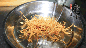 蟲草花用涼水浸泡10分鐘，干香菇溫水泡發(fā)至軟去蒂備用。蓮子、紅棗也可一同清洗干凈。