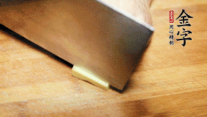 將雞、生姜片、火腿片放入砂鍋中，注入清水淹沒雞身。（燉湯最適宜冷水下鍋，隨著水溫的慢慢升高，原料會充分釋放出營養(yǎng)。）