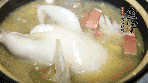 煮沸時(shí)加入蟲草花、香菇、紅棗，以料酒調(diào)味繼續(xù)小火燉煮1小時(shí)左右。