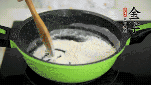 【月餅餡】3．把面粉放入干凈的炒鍋，小火加熱不斷翻炒，至呈微黃色熟透。在腌漬好的火腿丁中加熟面粉，拌勻后，加黃油拌勻揉搓成12個小球，放冰箱冷藏備用。