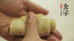 【包月餅】1．面劑兩頭向中間捏緊， 把光滑一面向下，按扁后搟成圓形面皮。餡料放在面皮中心，把餡料包緊，捏緊收口。