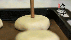 【包月餅】2．收口向下放在案板上，輕輕將月餅坯按扁，用筷子點紅點做裝飾?？鞠漕A(yù)熱至170℃，月餅放在中下層，烤17分鐘左右。