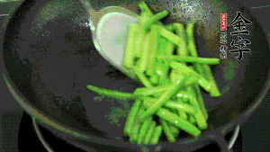 鍋中倒油，油溫7成熱時，放入四季豆煸炒至變色，然后放入香腸均勻翻炒，加少許清水燜煮1分鐘。