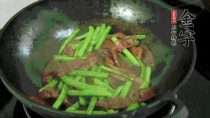 然后再加入鮮蓮子一起翻炒，至熟后加少許鹽調(diào)味就可以了。