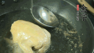 鴿子去毛和內(nèi)臟，處理干凈。大火燒開鍋中的水，放入鴿子汆燙3分鐘，撇清血沫，撈出備用。（為了保證湯色純正，肉類在煲制前要先去除殘留的血水，煲湯時一定要冷水下鍋，這樣肉里的蛋白質(zhì)才可以充分地溶解到湯里，湯的味道才會鮮美。）