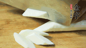 生姜刮去皮切成片，山藥去皮洗凈切成小塊備用。（山藥建議選擇軟糯的鐵棍山藥，口感上更好喲~）