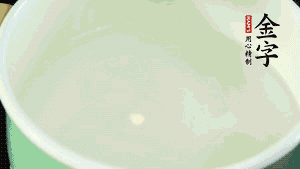 鍋中盛涼水，放入汆燙好的鴿子、火腿片、生姜片。