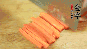 洋蔥、青椒、胡蘿卜切成粒備用。