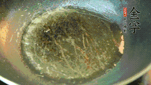 熱油起鍋，依次放入胡蘿卜粒、青椒粒、洋蔥粒煸炒均勻。