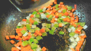 以耗油、料酒調(diào)味，加適量清水燜煮。