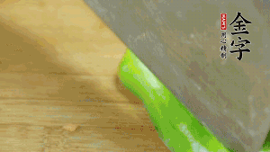 大蒜切成小段，青椒去籽滾刀切成塊。