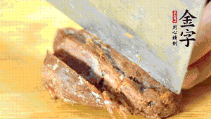 金字鹵牛肉切成小塊備用。