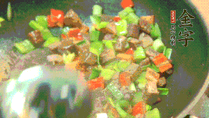 熱油起鍋，依次加入青椒塊、牛肉、大蒜煸炒均勻。