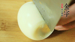 煮面條的同時(shí)把雞蛋煮好。