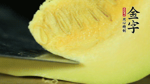 胡蘿卜切滾刀塊，小南瓜取一半去籽去皮切塊備用。