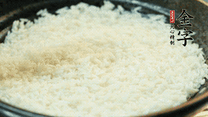 浸泡后的大米加入2湯匙生抽、1湯匙老抽調(diào)味。