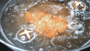 將烏冬面放入調(diào)好味的面湯中一起煮熟。（選擇烏冬面的原因，第一是因?yàn)椴锁B也能很好地做出成品，而不用擔(dān)心會(huì)糊鍋或者黏在一起；第二是因?yàn)榘咨拿鏃l，在夏天看起來更有食欲。）