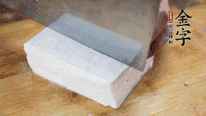 豆腐切成小塊，臘肉切成薄片，辣椒切成小圈。