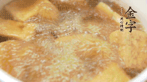 另起一個湯鍋，倒入適量清水，加入炸好的豆腐塊。待水沸騰后，加入臘肉，用生抽、料酒、火腿高湯調(diào)味。燉煮至臘肉熟透，加辣椒圈增加點辣味。（調(diào)料可以根據(jù)個人口味適當(dāng)調(diào)整，火腿高湯能夠讓湯汁更加層次豐富。）