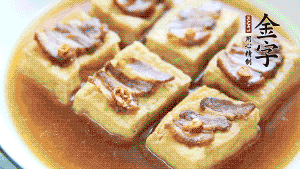 裝盤時，撒上蔥花裝飾。