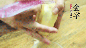 將食材洗凈，茄子、土豆切滾刀塊。