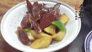 加少量生抽、鹽、糖、雞精調(diào)味，炒熟出鍋即可。