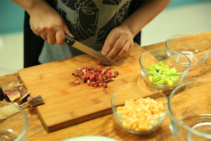 金字火腿隔水蒸15分鐘后切成小丁。