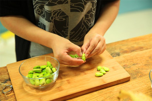 蠶豆剝除外殼，剩下嫩嫩的蠶豆。
