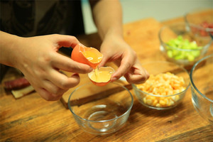 雞蛋蛋白和蛋黃分開，把蛋黃打散。