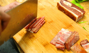 將火腿清洗后切成絲備用。