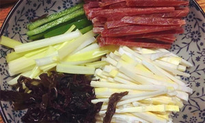 黑木耳泡發(fā)，黑木耳、韭黃、雷筍、青椒切成絲。
