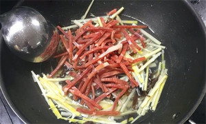 火腿絲、筍絲、黑木耳絲汆水后，瀝干。