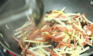 起油鍋，蒜茸煸香，倒入所有食材，加料酒翻炒至熟即可。